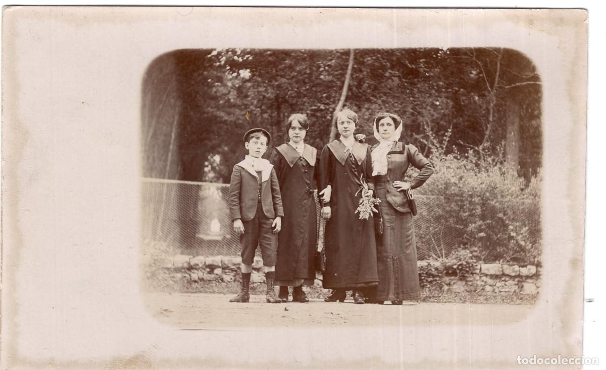 Fotograf&iacute;a antigua: Tarjeta foto: Mujer elegante con sus dos hijas e hijo en el jard&iacute;n (c. 1910)
