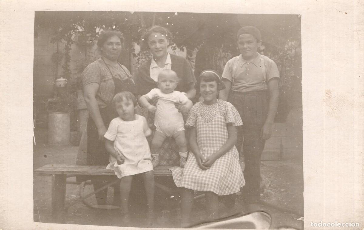 Fotograf&iacute;a antigua: Tarjeta foto: Mujer con sus hijos en el patio de su casa (c. 1940)