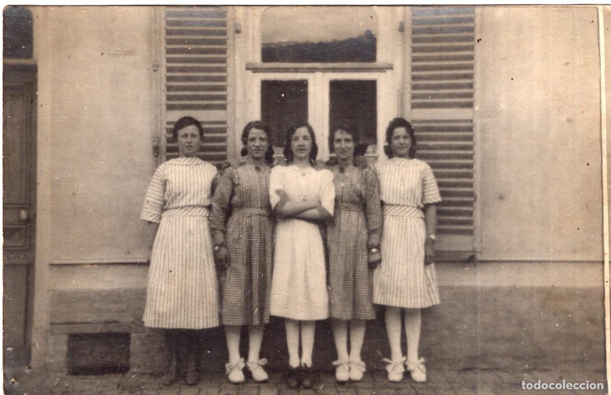 Fotograf&iacute;a antigua: Tarjeta foto: Cinco j&oacute;venes elegantes ante su casa