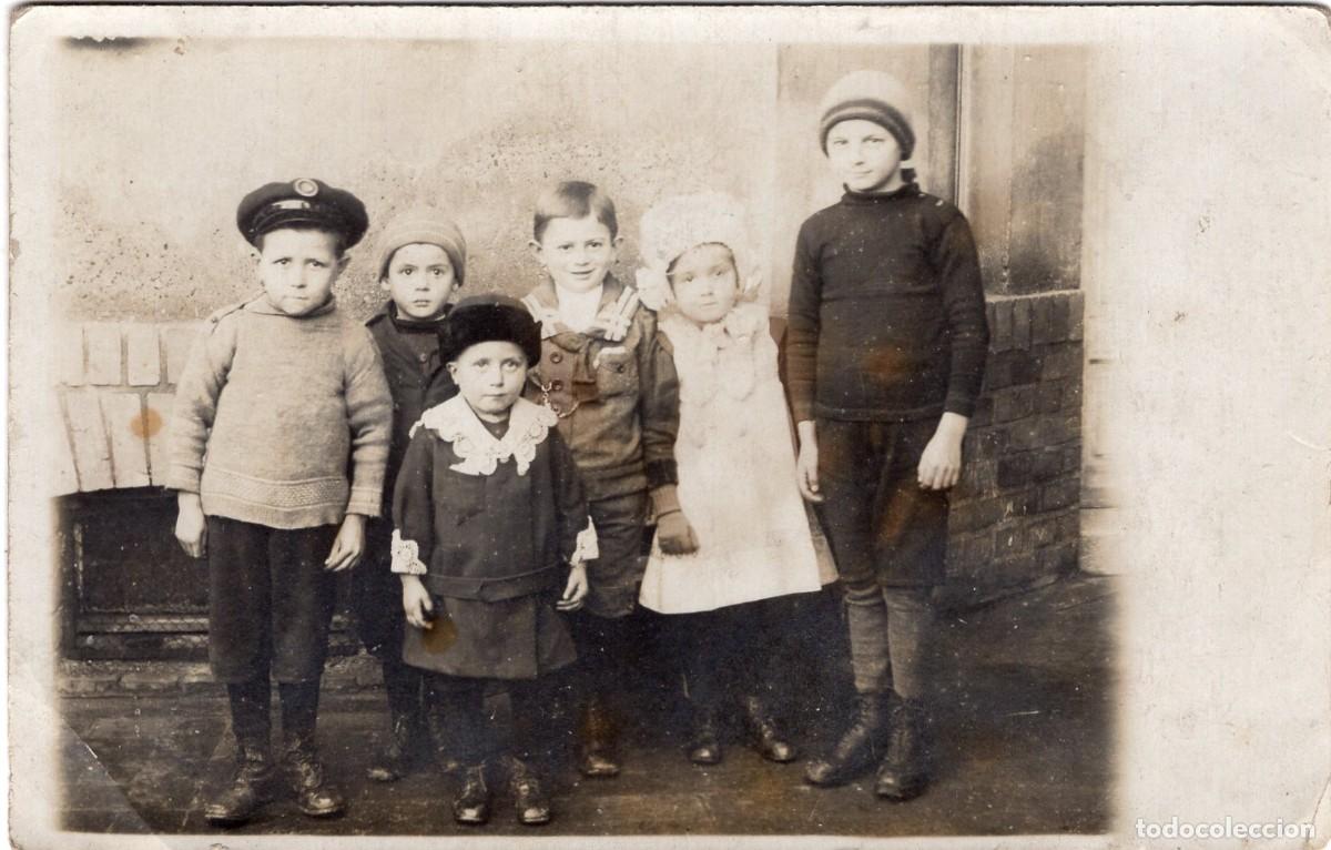 Fotograf&iacute;a antigua: Tarjeta foto: Ni&ntilde;os peque&ntilde;os posando en el patio de su casa