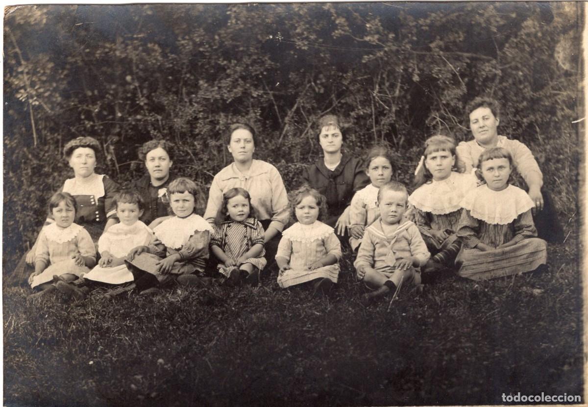 Fotograf&iacute;a antigua: Tarjeta foto: Mujeres elegantes, ni&ntilde;as y un ni&ntilde;o en el campo (c. 1910)
