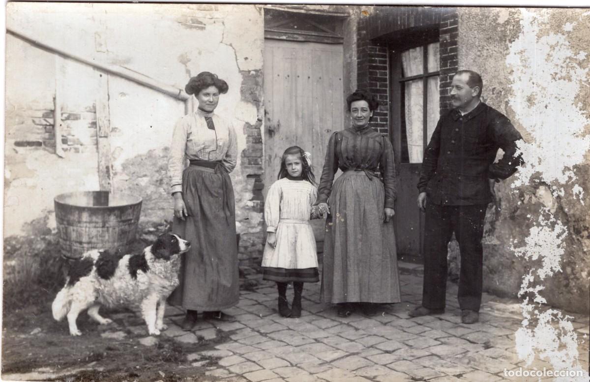 Fotograf&iacute;a antigua: Tarjeta foto: Familia elegante con su perro Landseer en el patio (c. 1915)