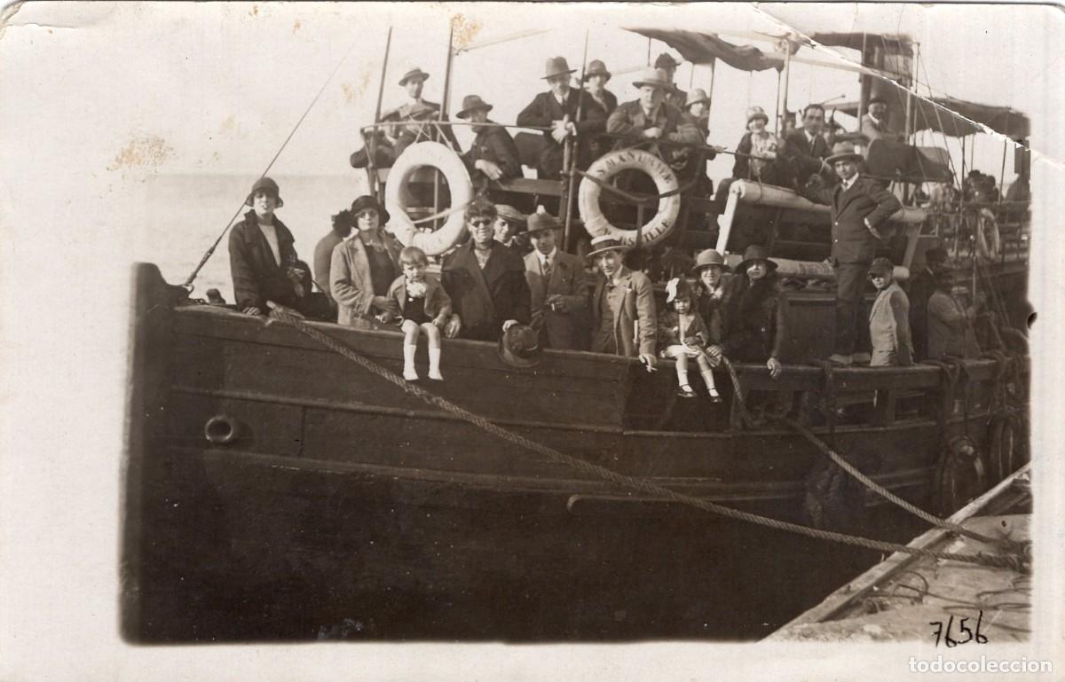 Fotograf&iacute;a antigua: Tarjeta foto: Hombres, mujeres y ni&ntilde;os en barco transbordador, puerto de Marsella (c. 1920)