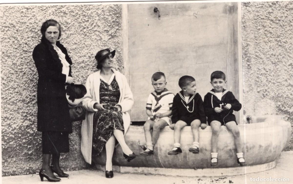 Fotograf&iacute;a antigua: Tarjeta foto: Dos mujeres con tres ni&ntilde;os en el borde de una fuente, Italia