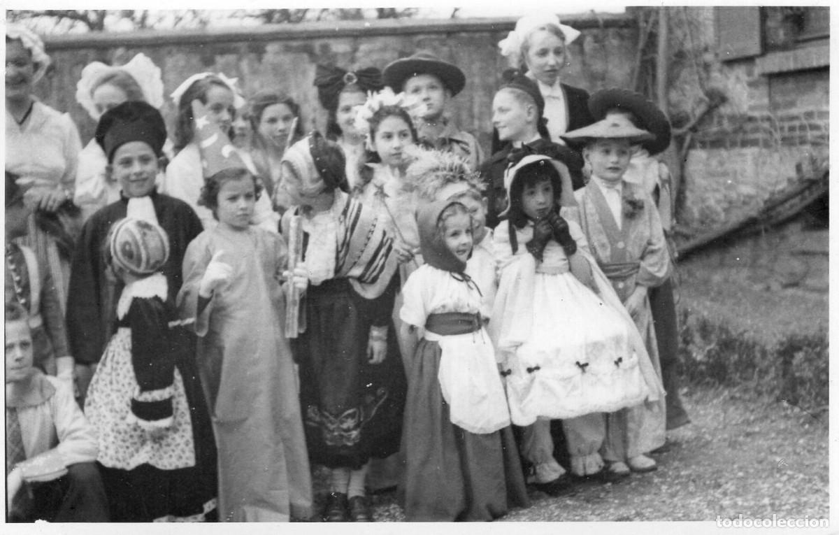 Fotograf&iacute;a antigua: Tarjeta foto: Ni&ntilde;os peque&ntilde;os disfrazados posando en el jard&iacute;n