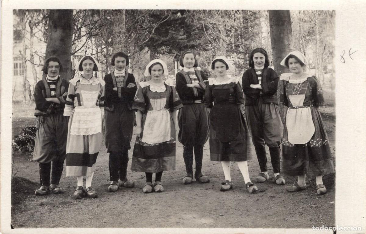 Fotograf&iacute;a antigua: Tarjeta foto: J&oacute;venes elegantes con trajes folcl&oacute;ricos bretones en el jard&iacute;n