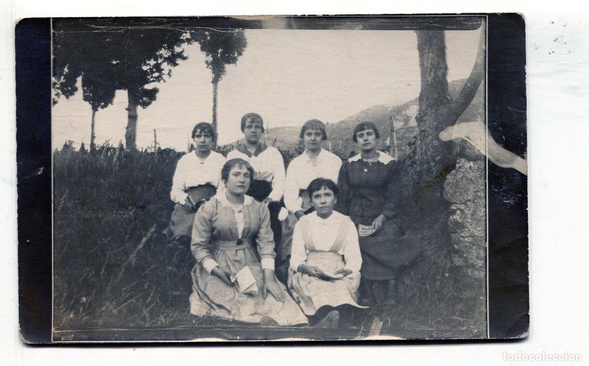 Fotograf&iacute;a antigua: Tarjeta foto: Mujer elegante con sus cinco hijas en el campo (c. 1910)