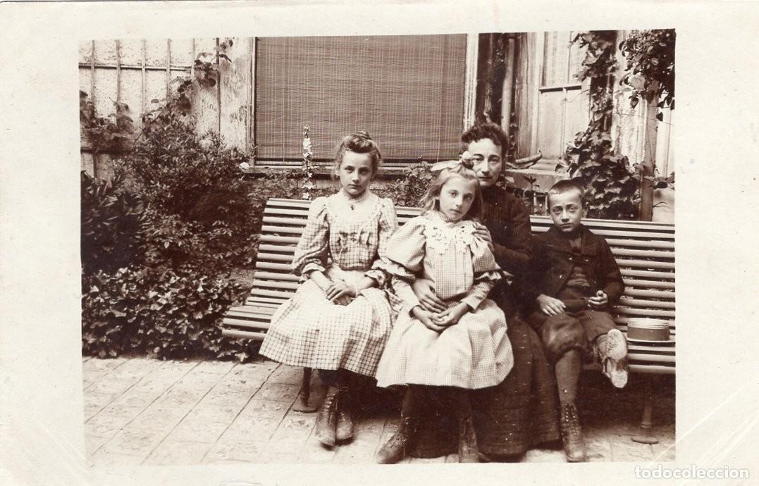 Fotograf&iacute;a antigua: Tarjeta foto: Mujer elegante con sus dos hijas e hijo ante su casa (c. 1910)