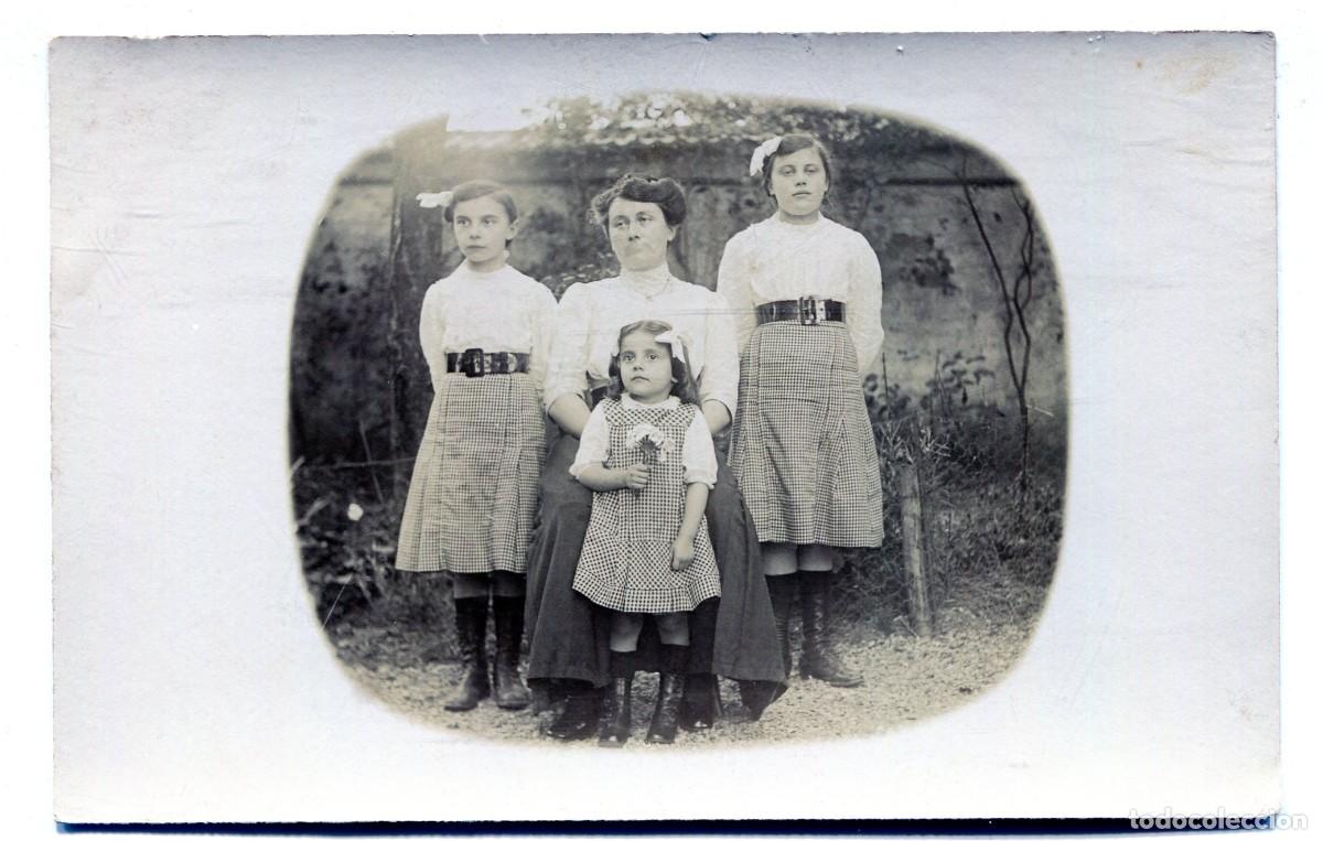 Fotograf&iacute;a antigua: Tarjeta foto: Mujer y tres j&oacute;venes elegantes en su jard&iacute;n (c. 1910)