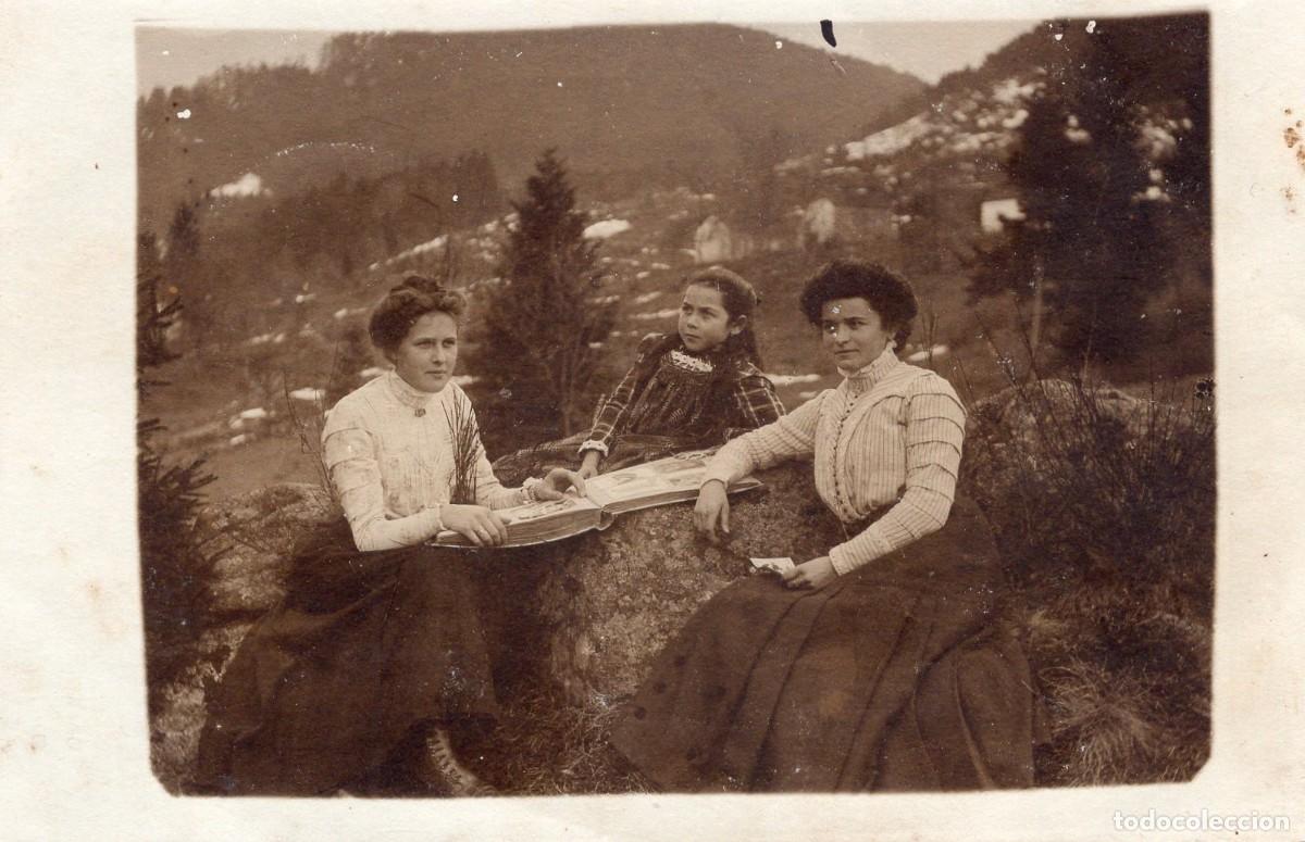 Fotograf&iacute;a antigua: Tarjeta foto: Dos mujeres y una joven en el campo (Clich&eacute; L. Leroy, Rochesson, 1910)