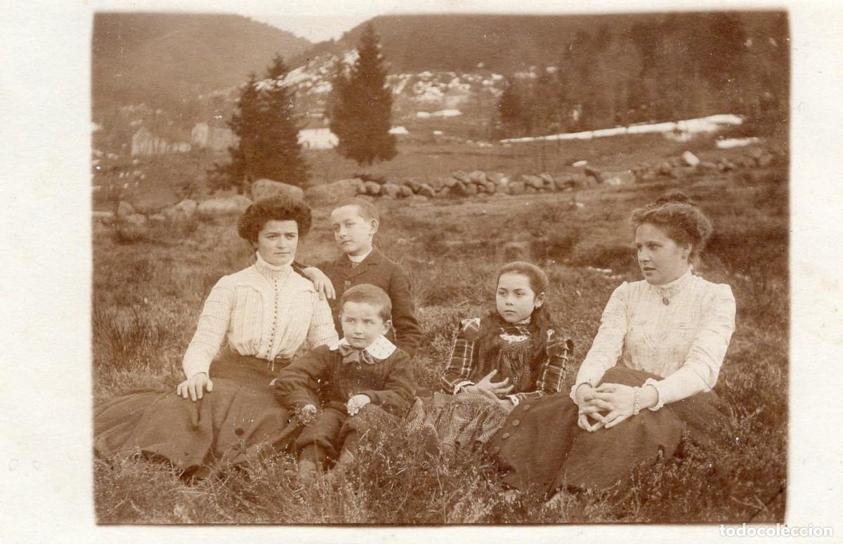 Fotograf&iacute;a antigua: Tarjeta foto: Dos mujeres, una joven y dos ni&ntilde;os en el campo (Clich&eacute; L. Leroy, Rochesson, 1910)