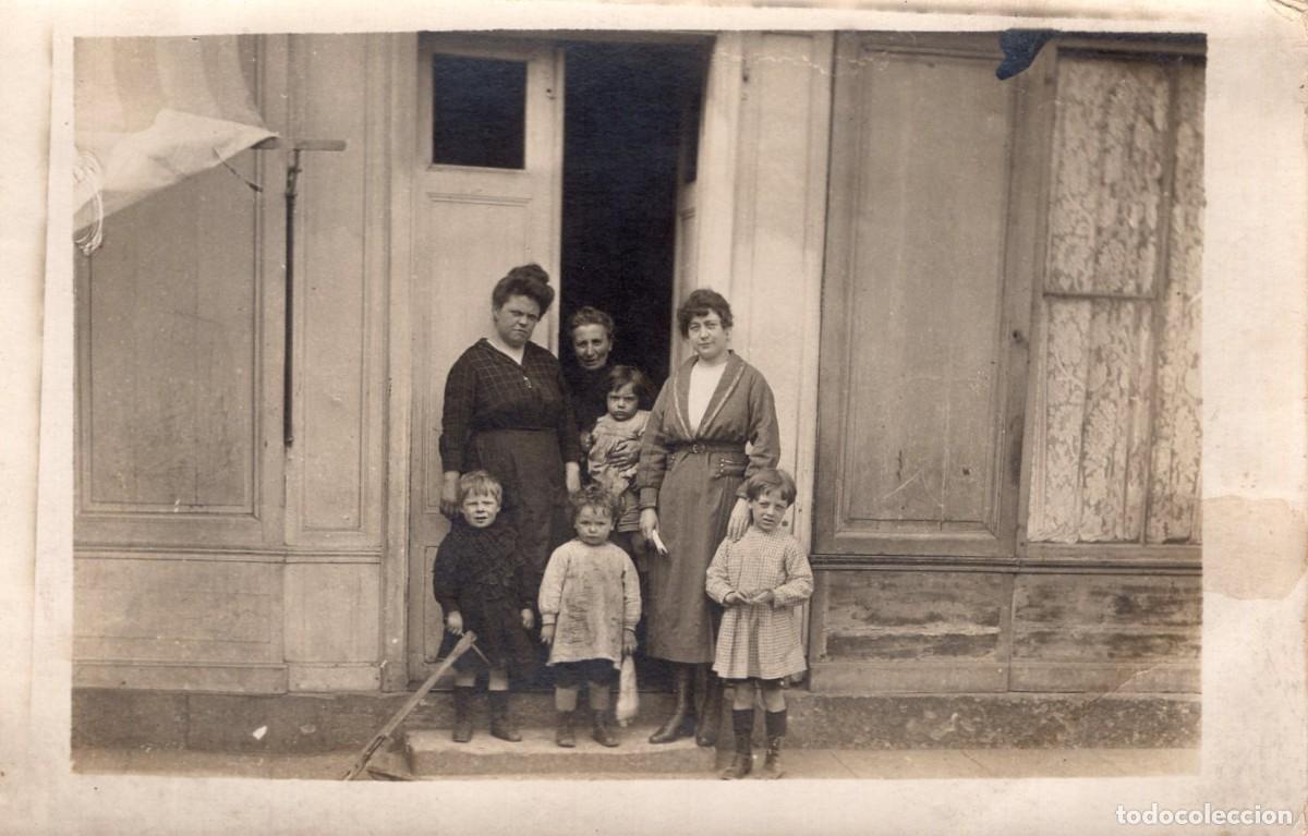 Fotograf&iacute;a antigua: Tarjeta foto: Tres mujeres con ni&ntilde;os peque&ntilde;os ante la entrada de su edificio