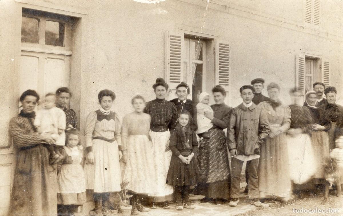 Fotograf&iacute;a antigua: Tarjeta foto: Hombres, mujeres y ni&ntilde;os ante su casa (c. 1915)