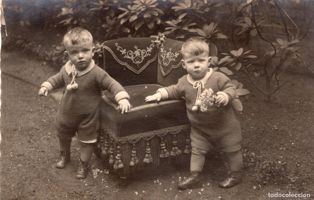 Fotograf&iacute;a antigua: Tarjeta foto: Dos ni&ntilde;os peque&ntilde;os posando junto a un sill&oacute;n en el jard&iacute;n