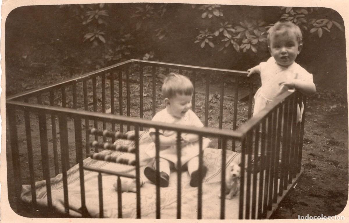 Fotograf&iacute;a antigua: Tarjeta foto: Dos ni&ntilde;os peque&ntilde;os jugando en su parque en el jard&iacute;n (1926)