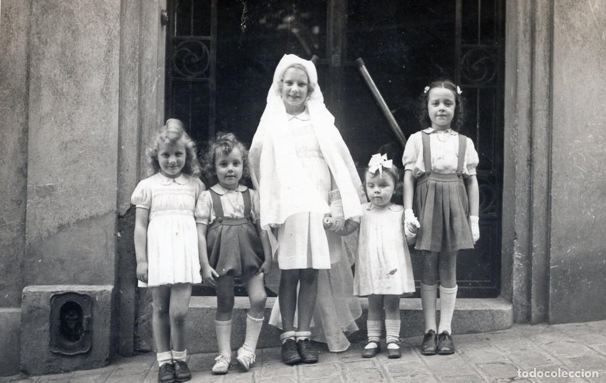 Fotograf&iacute;a antigua: Tarjeta foto: Joven y ni&ntilde;as peque&ntilde;as elegantes ante la entrada de su edificio