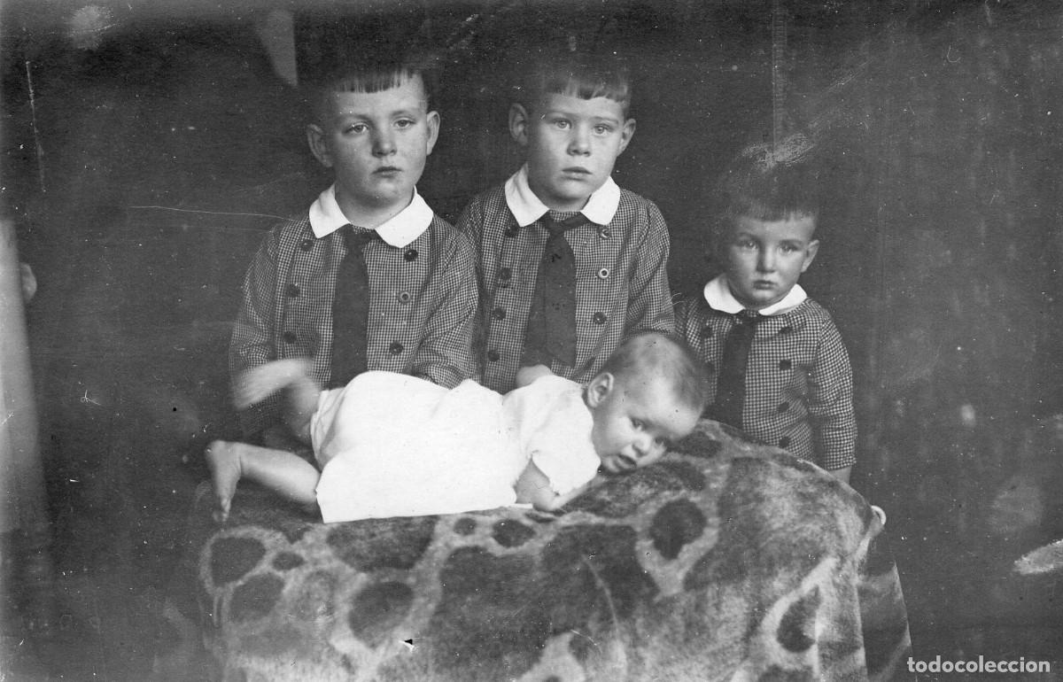 Fotograf&iacute;a antigua: Tarjeta foto: Tres ni&ntilde;os con un beb&eacute; en estudio fotogr&aacute;fico (c. 1920)
