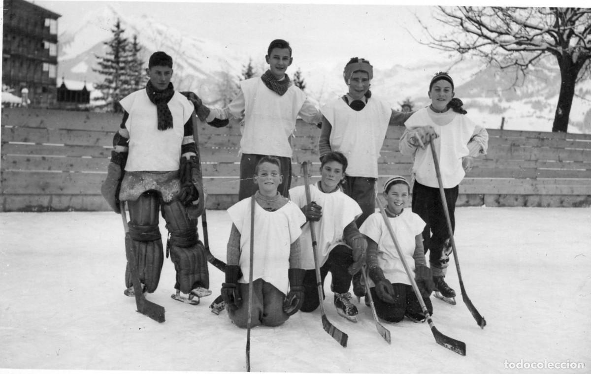 Fotograf&iacute;a antigua: Tarjeta foto: Joven en traje de hockey sobre pista de hielo al aire libre