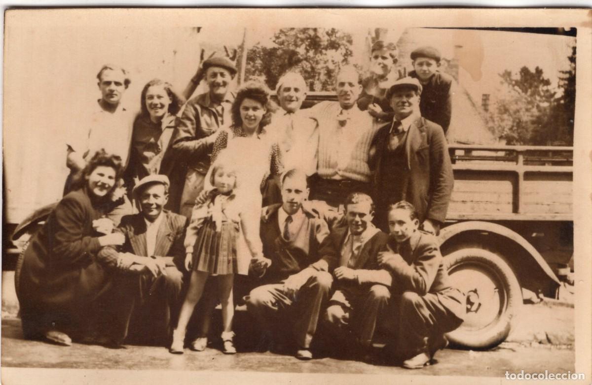 Fotograf&iacute;a antigua: Tarjeta fotograf&iacute;a de familia con ni&ntilde;a y camioneta frente a su casa, c. 1925