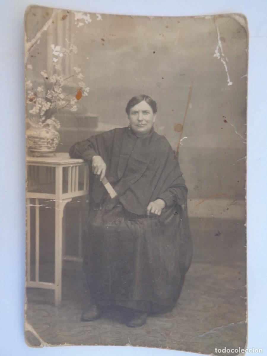 Fotograf&iacute;a antigua: FOTO DE ESTUDIO DE SE&Ntilde;ORA DE LUTO CON ABANICO, PRINCIPIOS DE SIGLO