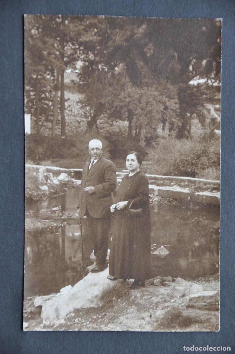 Photographie ancienne: TARJETA FOTOGR&Aacute;FICA DE UNA PAREJA AL LADO DE UN R&Iacute;O
