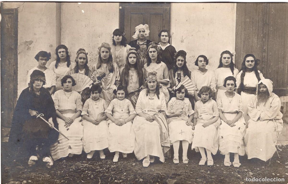 Fotograf&iacute;a antigua: Foto tarjeta. Clase de ni&ntilde;as con maestras disfrazadas en el patio, hacia 1920