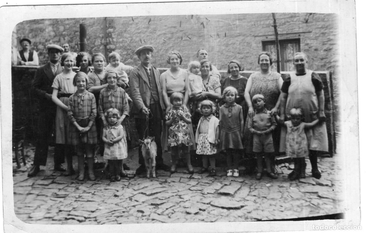 Fotograf&iacute;a antigua: Foto tarjeta. Familia de campesinos con una cabrita con correa en su patio, hacia 1940.