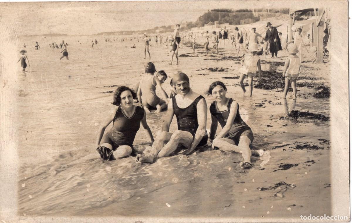 Fotograf&iacute;a antigua: Foto tarjeta. Familia en traje de ba&ntilde;o en una playa animada, hacia 1930