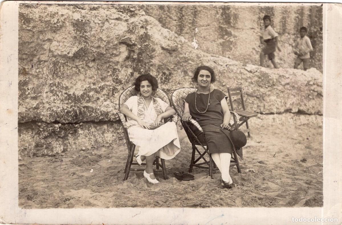 Fotograf&iacute;a antigua: Foto tarjeta. Mujer con joven sonriente y dos ni&ntilde;os en la playa