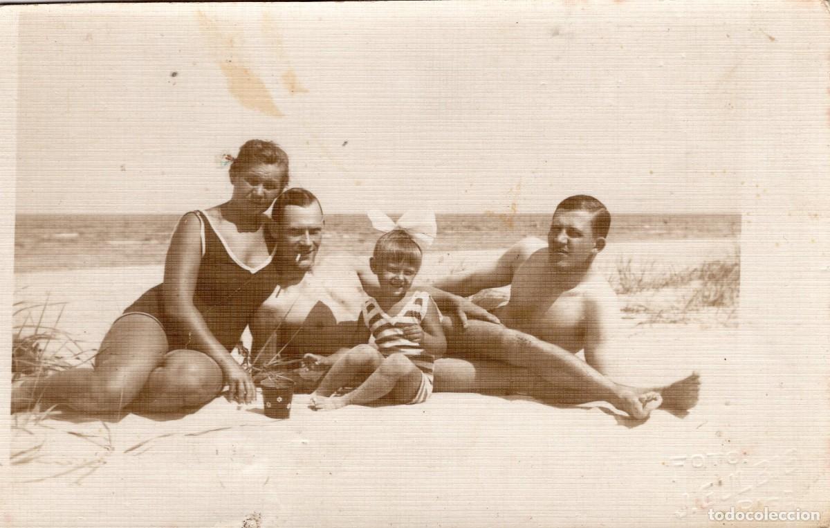Fotograf&iacute;a antigua: Foto tarjeta. Familia en traje de ba&ntilde;o en la playa de Dubulti, Letonia. 29 de julio de 1924