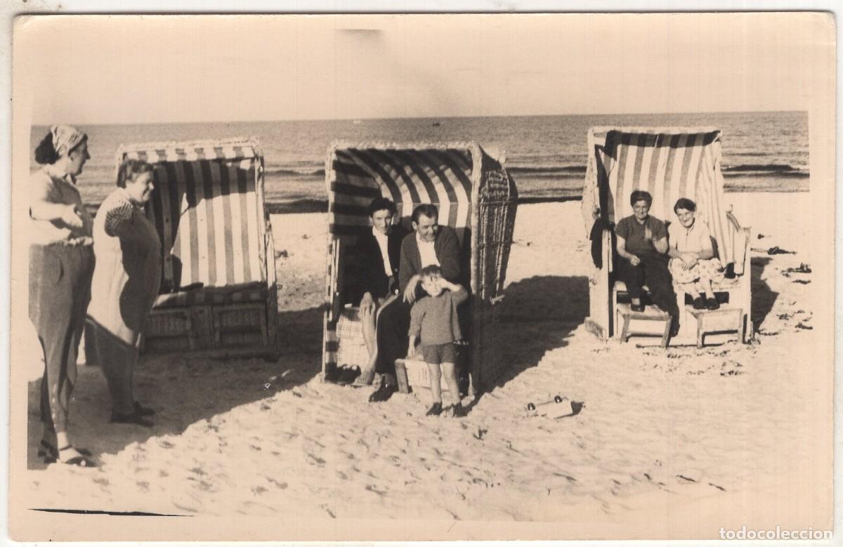 Fotograf&iacute;a antigua: Foto tarjeta. Familia en una playa alemana con Strandkorb, a&ntilde;os 50