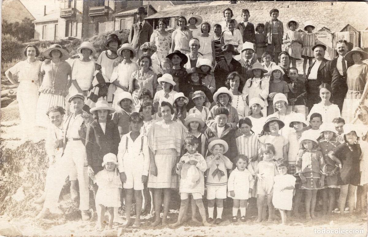 Fotograf&iacute;a antigua: Foto tarjeta. Mujeres, hombres y ni&ntilde;os en la playa, hacia 1930