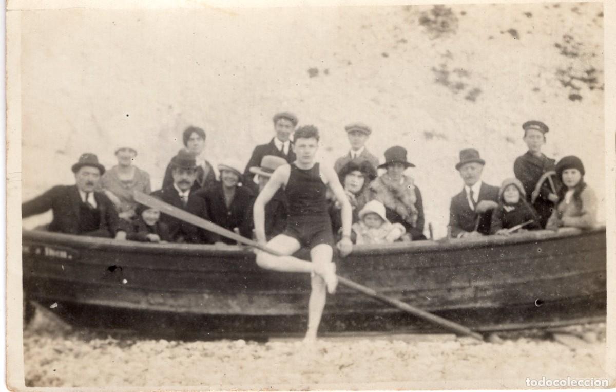 Fotograf&iacute;a antigua: Foto tarjeta. Familia elegante en una barca en la playa, hacia 1930