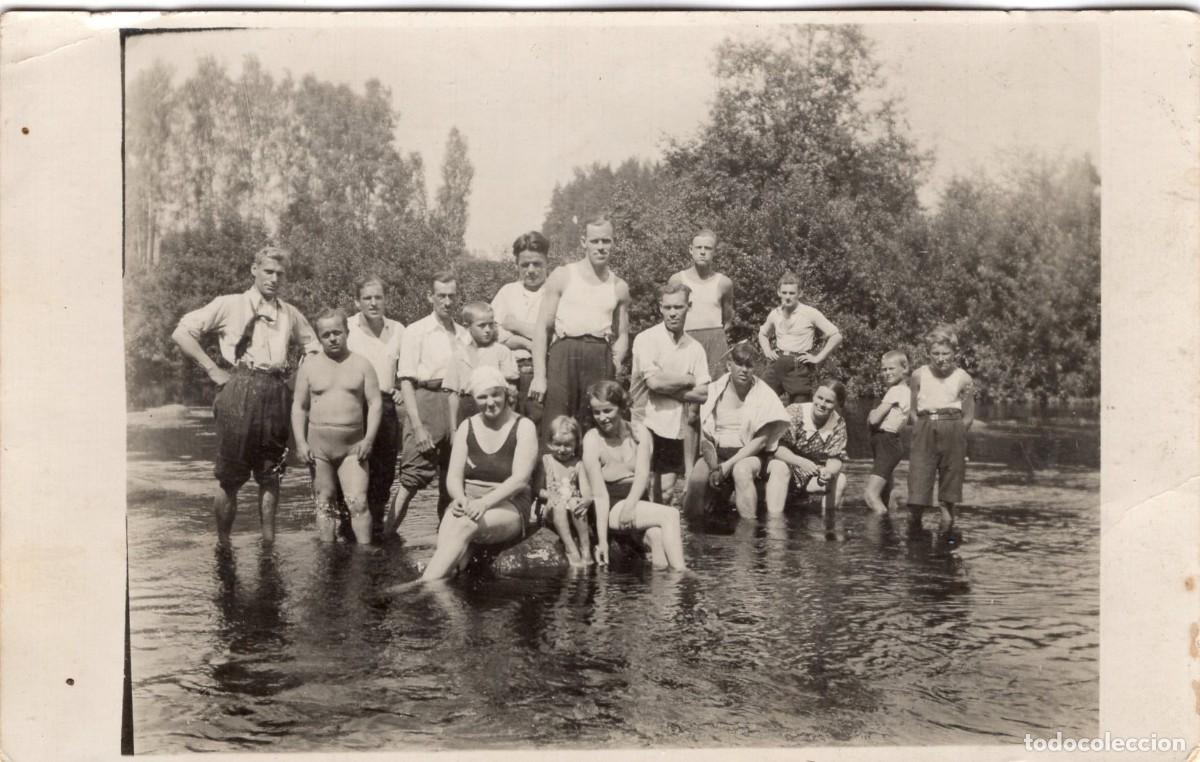 Fotograf&iacute;a antigua: Foto tarjeta. Familia en un r&iacute;o en el campo