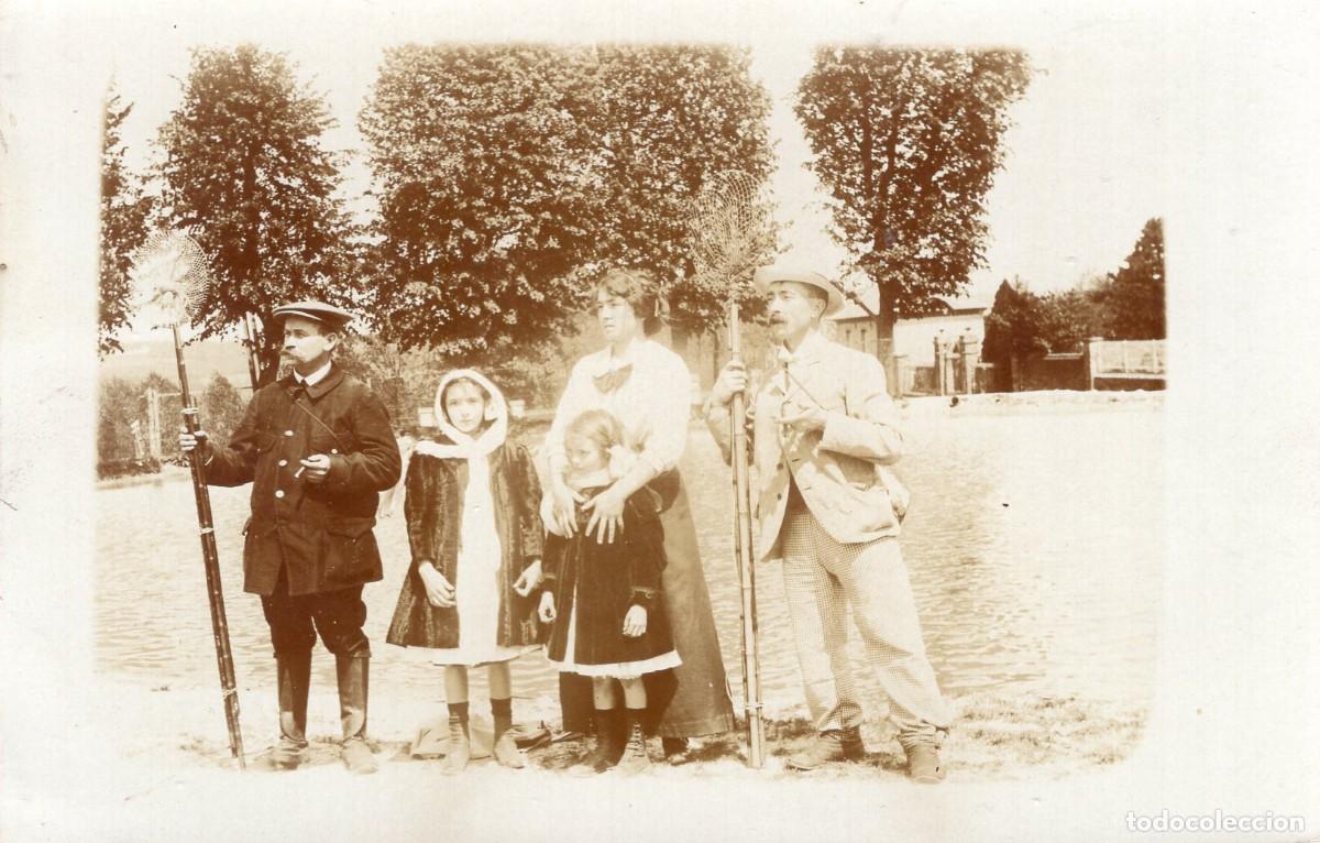 Fotograf&iacute;a antigua: Foto tarjeta. Familia elegante con ca&ntilde;as de pescar y salabardos junto al r&iacute;o, hacia 1910.