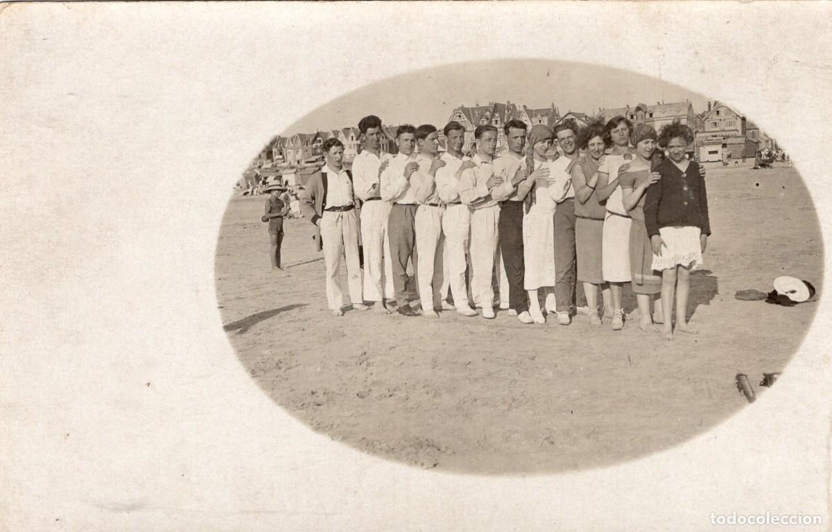 Fotograf&iacute;a antigua: Foto tarjeta. Familia elegante posando uno detr&aacute;s de otro en la playa, hacia 1930