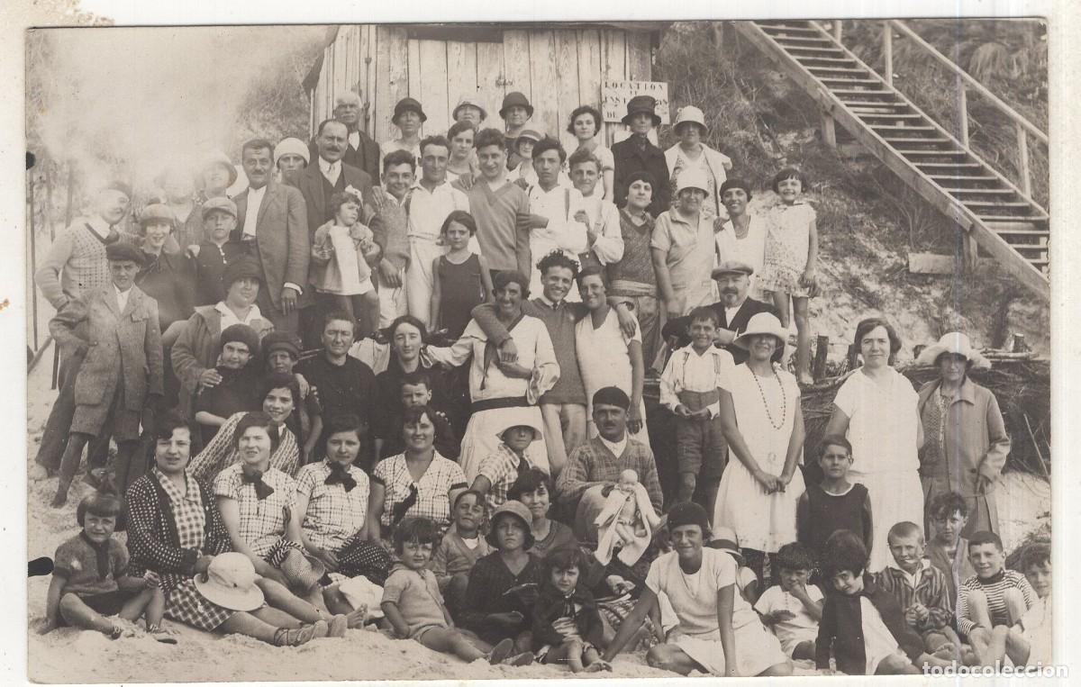 Fotograf&iacute;a antigua: Foto tarjeta. Mujeres elegantes con ni&ntilde;os y hombres sonrientes en la playa, hacia 1930.