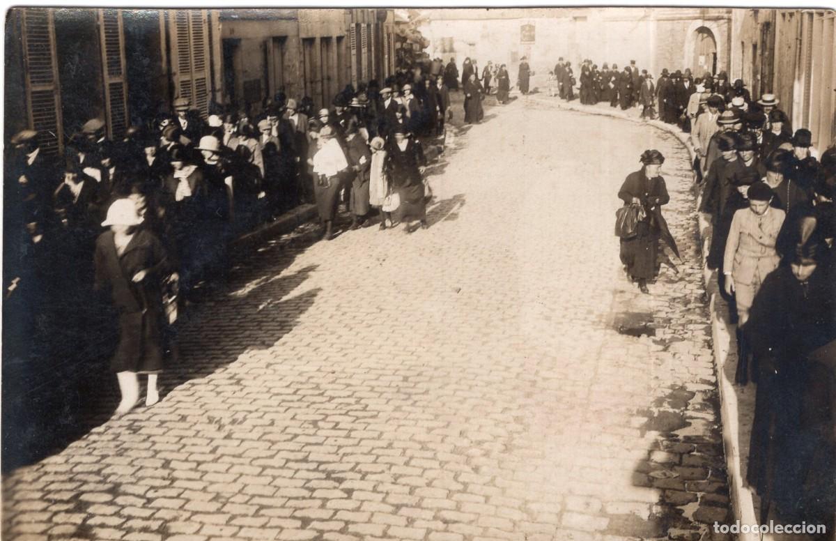 Fotograf&iacute;a antigua: Foto tarjeta. Mujeres elegantes, hombres y ni&ntilde;os caminando por la acera de una ciudad, hacia 1920