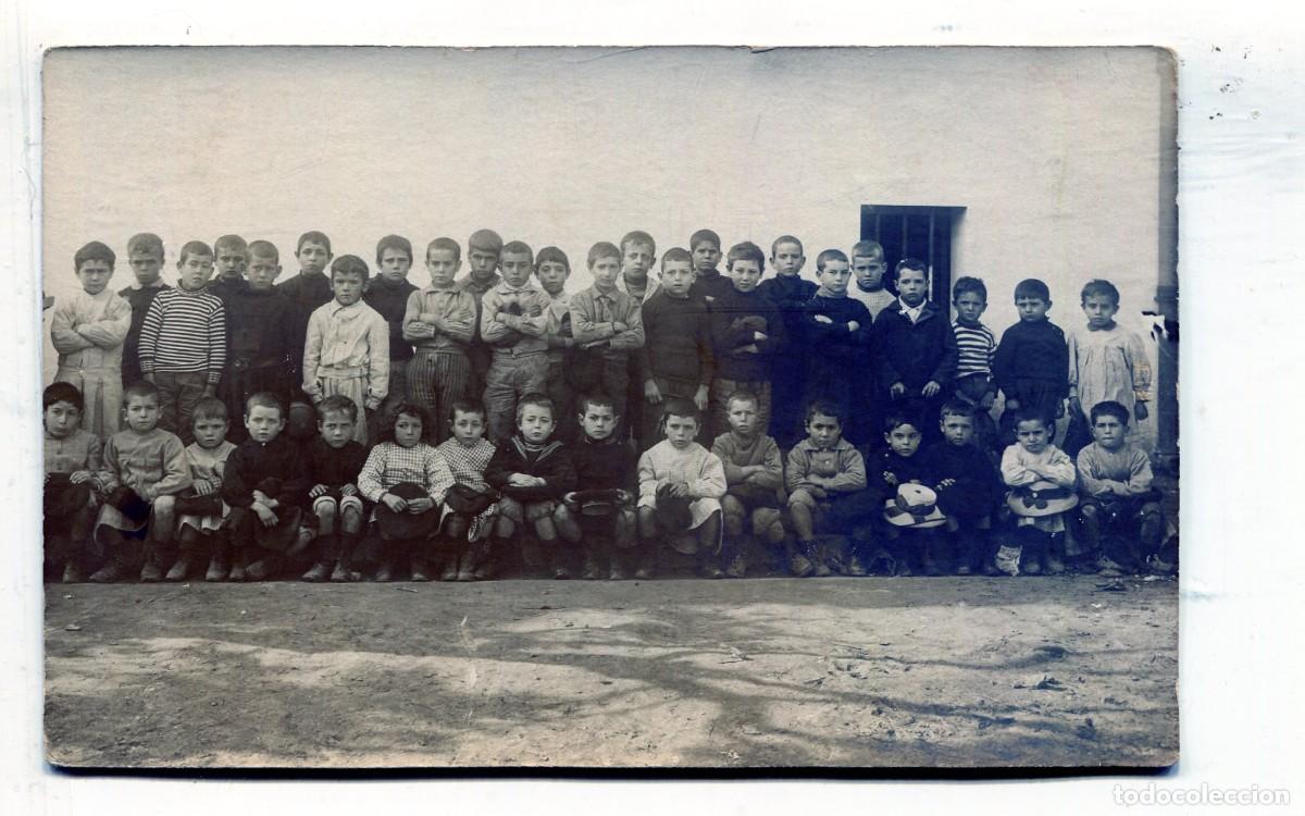 Fotograf&iacute;a antigua: Foto tarjeta. Clase de ni&ntilde;os en el patio de su escuela, hacia 1930