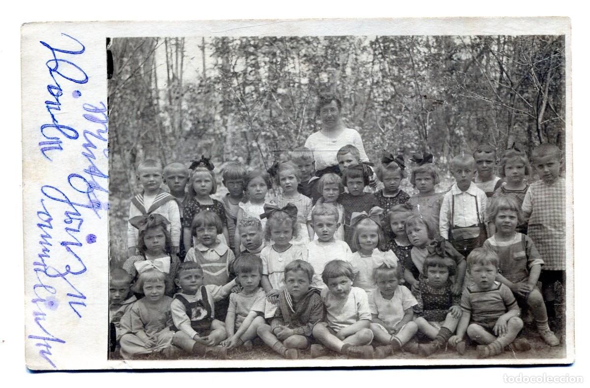 Fotograf&iacute;a antigua: Foto tarjeta. Recuerdo de escuela en Kuopio, Finlandia. Ni&ntilde;os con maestra, hacia 1920.