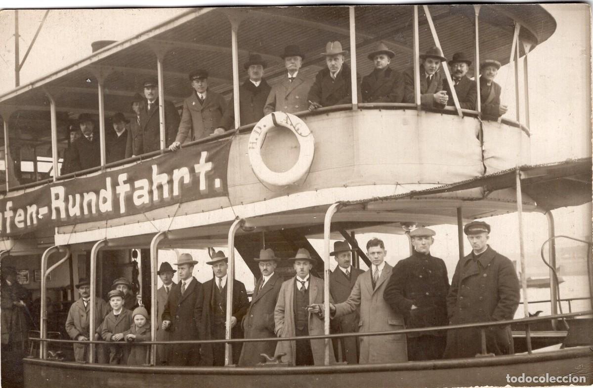 Fotograf&iacute;a antigua: Foto tarjeta. Hombres y ni&ntilde;os en un transbordador en el puerto de Hamburgo. Alemania, hacia 1920