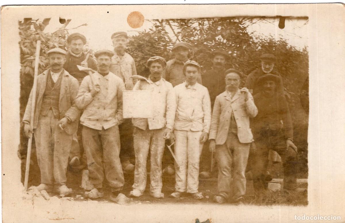 Fotograf&iacute;a antigua: Foto tarjeta. Obreros de la construcci&oacute;n con sus herramientas en Trois Moulins, 1913