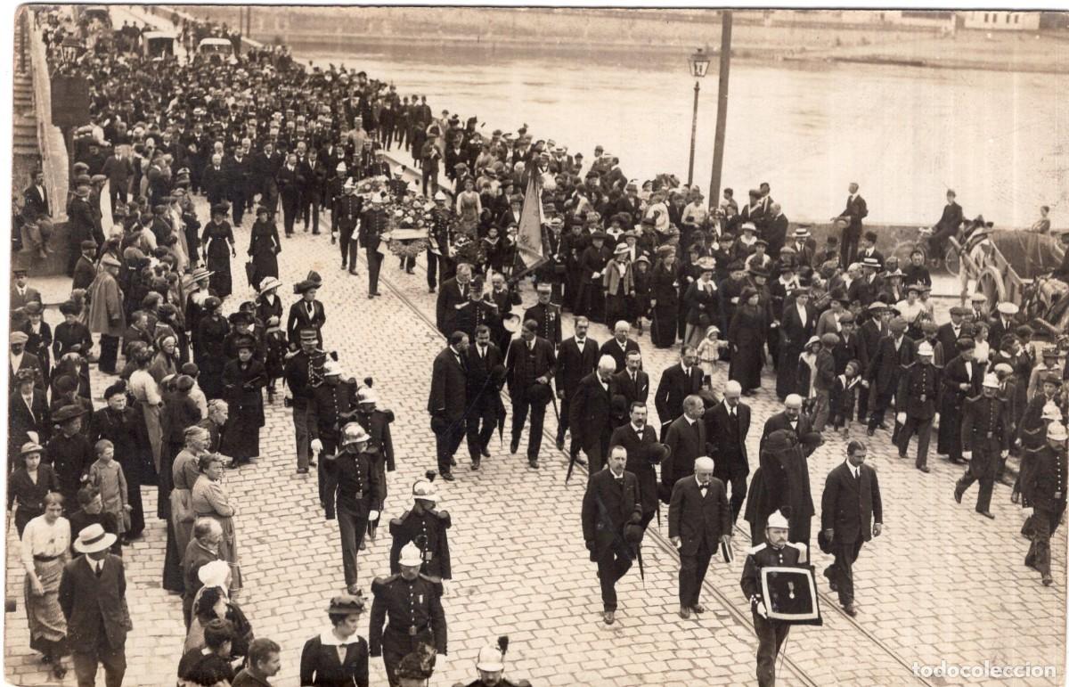 Fotograf&iacute;a antigua: Foto tarjeta. Cortejo f&uacute;nebre con mujer de luto, militares y bomberos en la calle de una ciudad