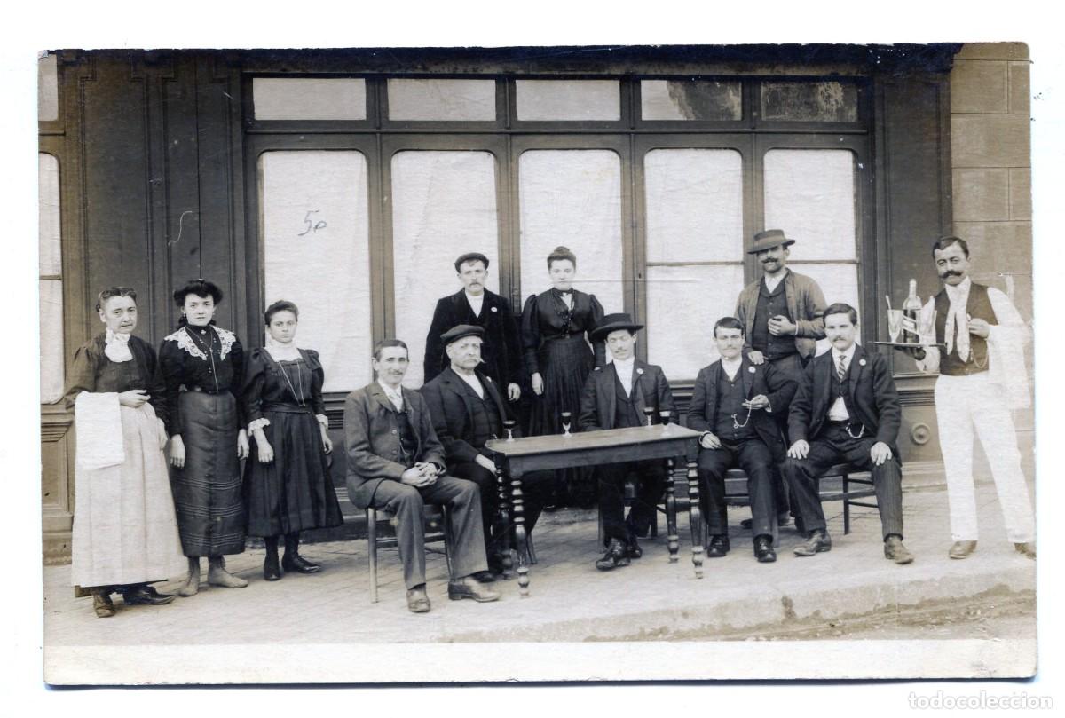 Fotograf&iacute;a antigua: Foto tarjeta. Familia, camareras y clientes ante su caf&eacute; en un pueblo, hacia 1910.