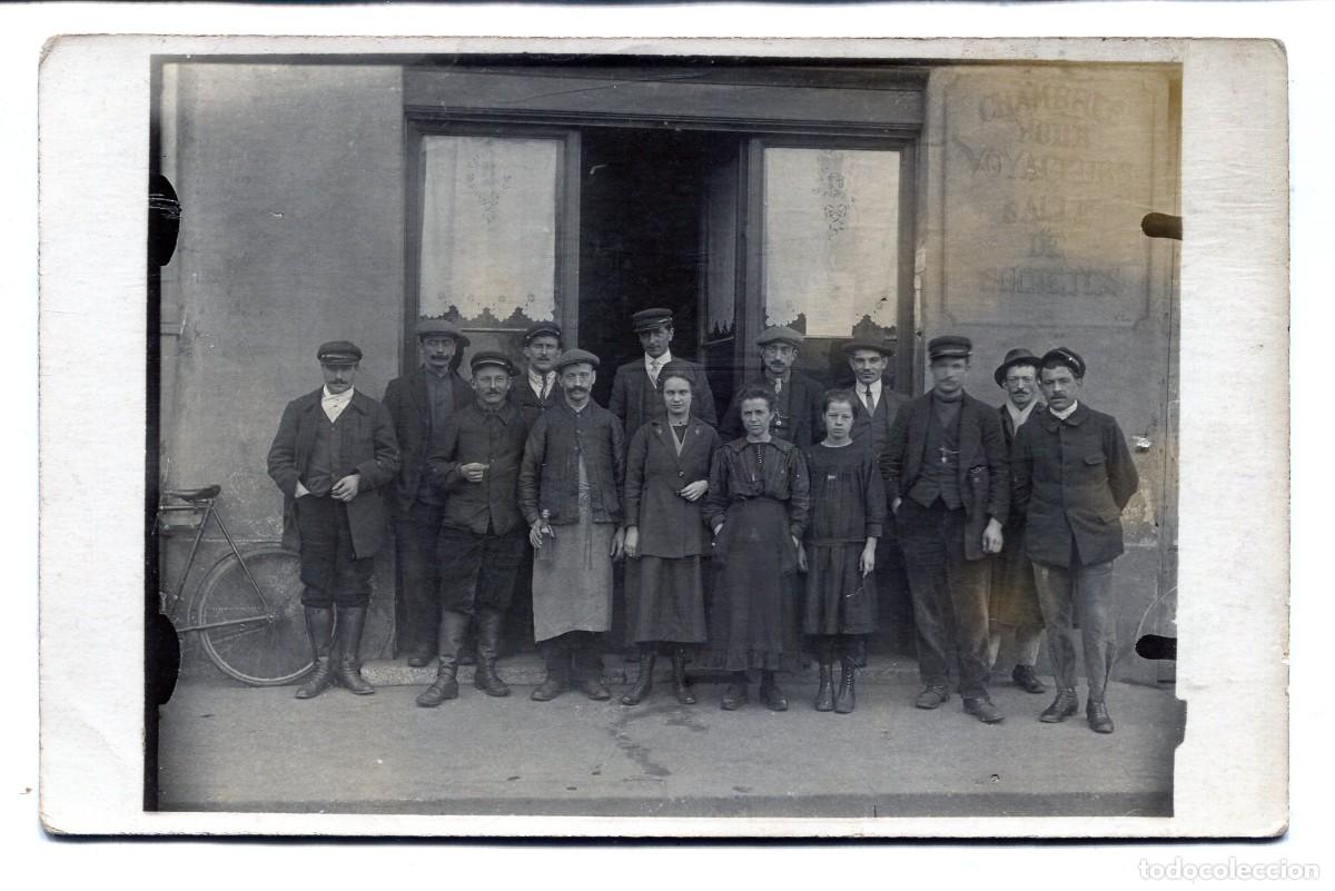 Fotograf&iacute;a antigua: Foto tarjeta. Due&ntilde;os, clientes y bar de un hotel caf&eacute;, hacia 1920