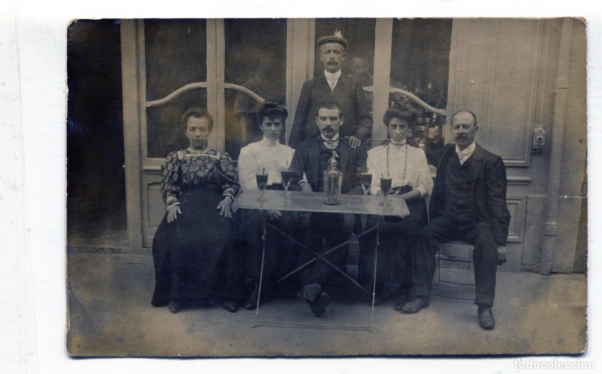 Fotograf&iacute;a antigua: Foto tarjeta. Due&ntilde;os de un bar posando ante su bar en Estrasburgo, 1908