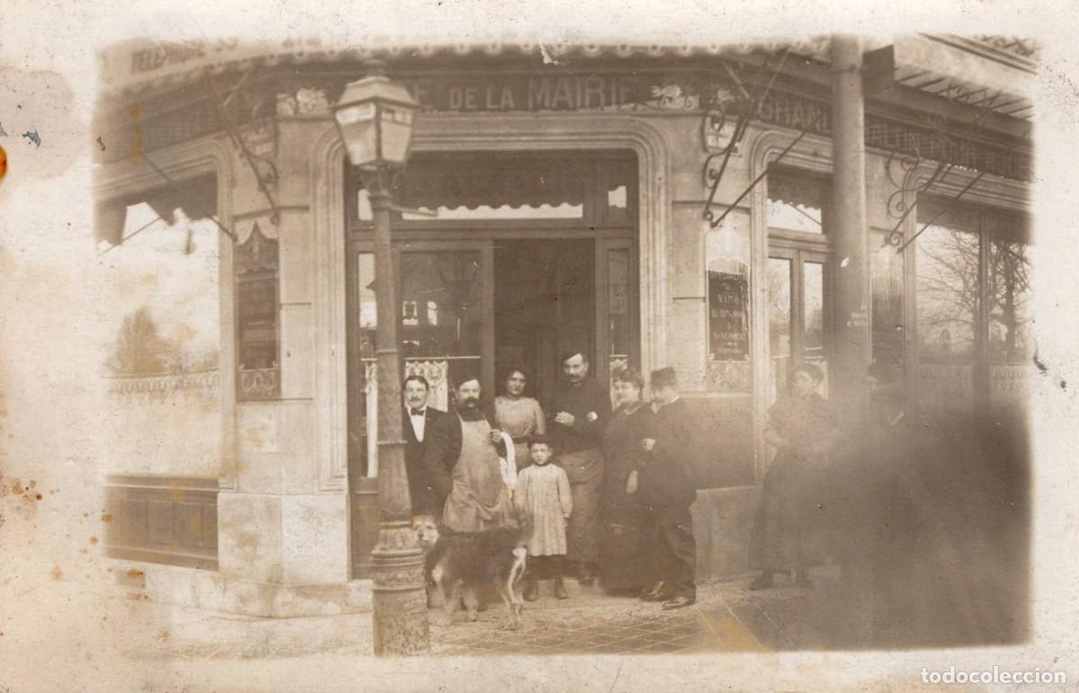 Fotograf&iacute;a antigua: Foto tarjeta. Familia y clientes ante su bar &rdquo;Caf&eacute; de la Mairie&rdquo;, hacia 1910.