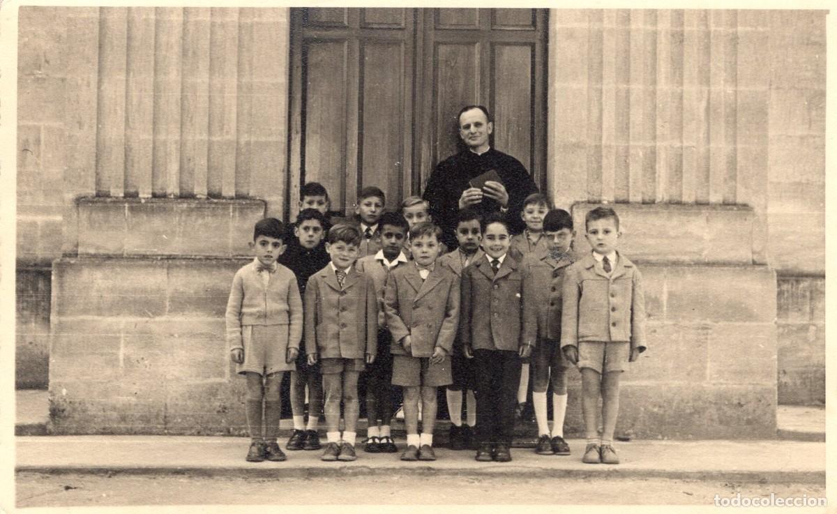 Fotograf&iacute;a antigua: Foto tarjeta. Ni&ntilde;os elegantes con el p&aacute;rroco ante una iglesia.