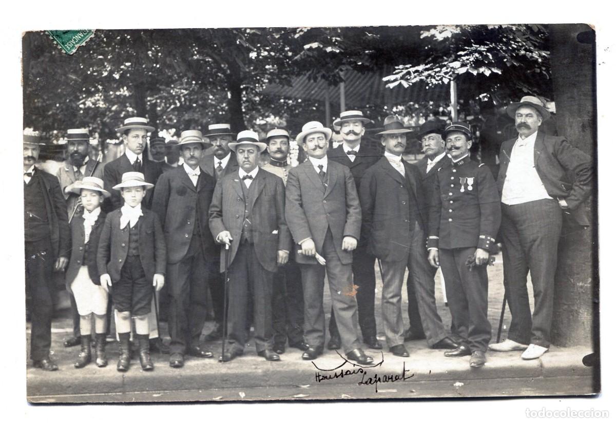 Fotograf&iacute;a antigua: Carte photo d'hommes &eacute;l&eacute;gants et un officier fran&ccedil;ais d&eacute;cor&eacute; du 140e RI en jardin, 1909