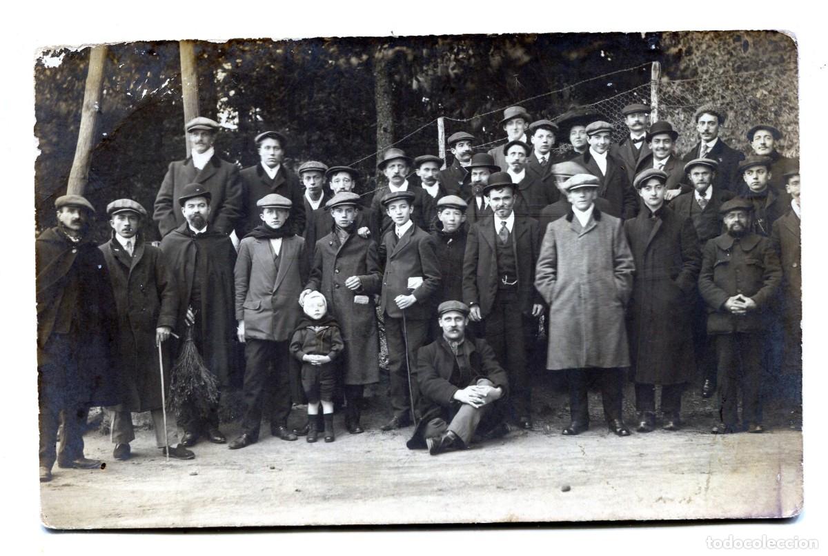 Alte Fotografie: Carte photo ancienne homme &eacute;l&eacute;gant avec de jeunes gar&ccedil;ons posant dans un jardin public v.1910